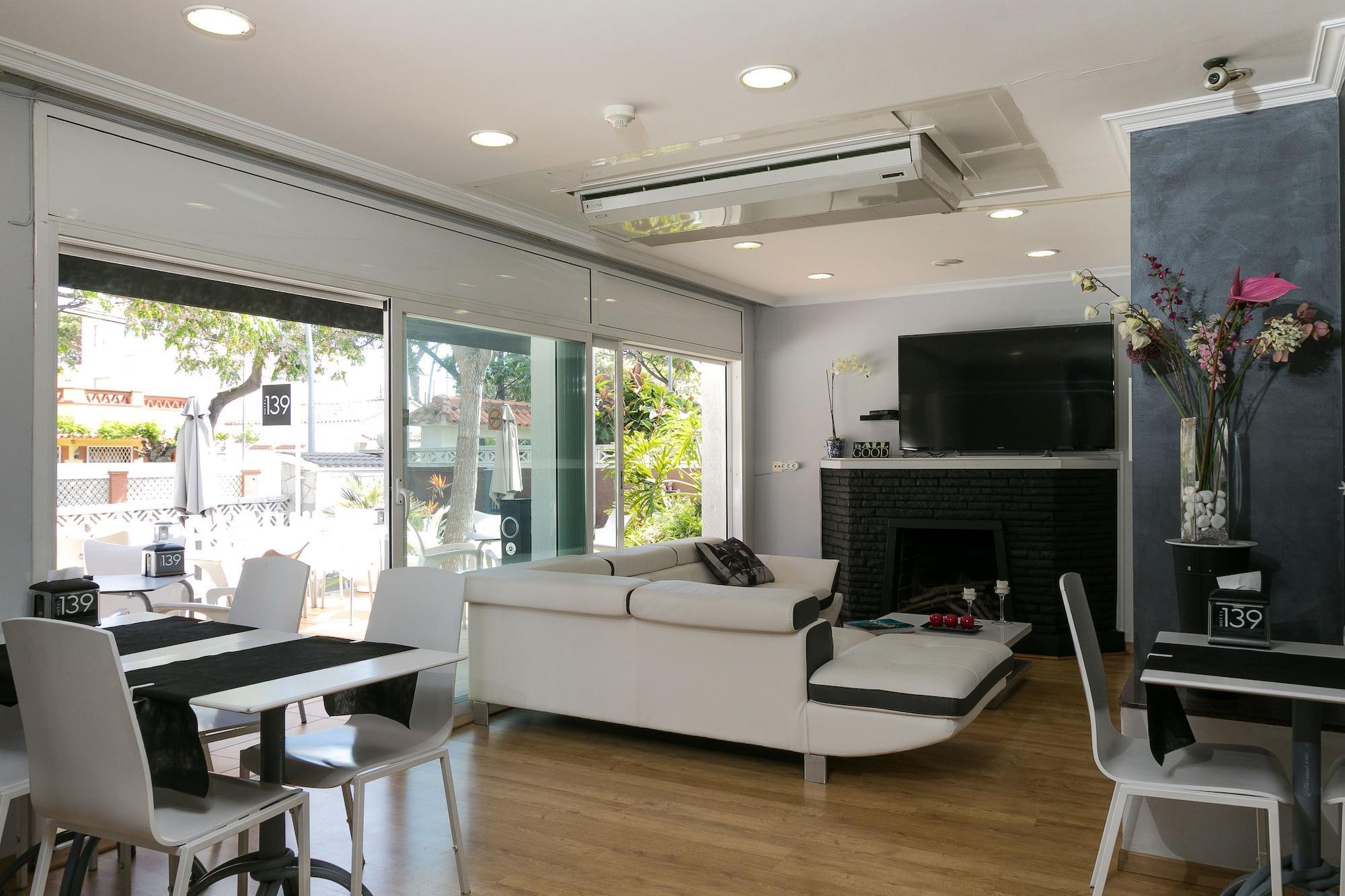 Hotel 139 Castelldefels Dış mekan fotoğraf